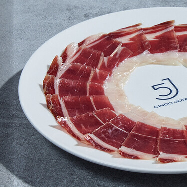 El Corte Inglés ha rebajado esta paleta de bellota ibérica Cinco Jotas que será el regalo ideal para los padres más gourmets