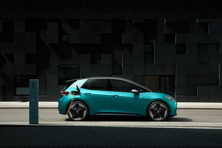 El Volkswagen ID.3 será capaz de cargar sus baterías a una potencia de 80 kW, superando al Peugeot e-208 o al Hyundai Kona EV