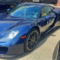 ¡Hola, Iberia! No es por comparar, pero esta compañía aérea premia a sus clientes más fieles con traslados en Porsche 918 Spyder