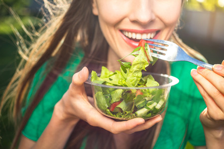 Este es el cóctel de alimentos que mejorará la salud y el aspecto de tu cabello