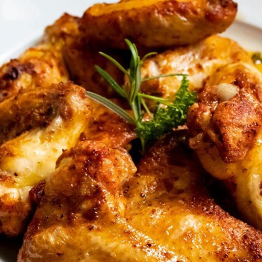 El truco del “wet brine”: así logras alitas de pollo más jugosas y con mejor sabor