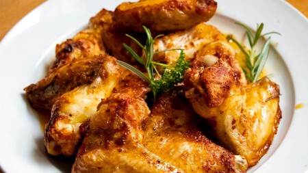 El truco del “wet brine”: así logras alitas de pollo más jugosas y con mejor sabor