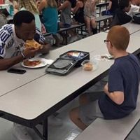 El conmovedor gesto de un jugador de fútbol americano con un niño con autismo: un verdadero héroe