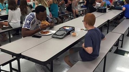 El conmovedor gesto de un jugador de fútbol americano con un niño con autismo: un verdadero héroe