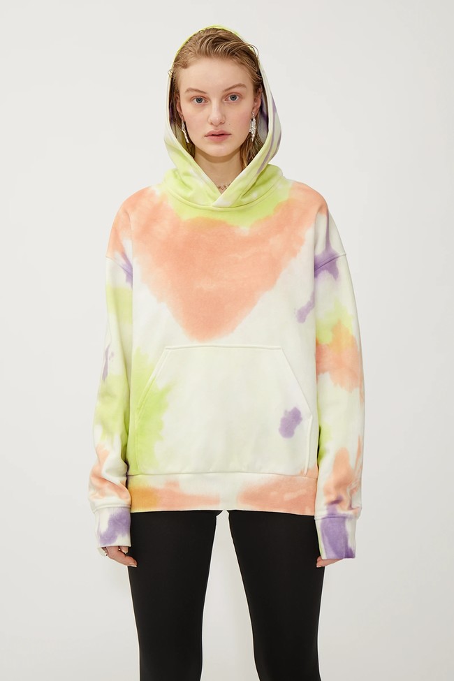 Alessandra Ambrosio con una llamativa sudadera tie dye: cinco modelos