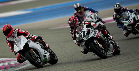 Michael sobre la Ducati decorada de AMG