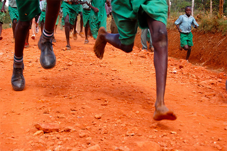 Los niños, mejor descalzos: en Kenia los niños que ganan carreras no llevan zapatillas
