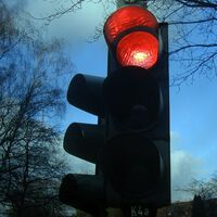 O respetas el límite de velocidad, o siempre te tocará el alto: así funciona este semáforo inteligente