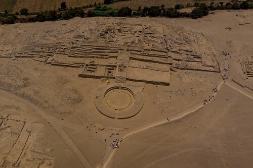 Cidade de Caral vista por cima. Créditos: Wirestock/Getty Images