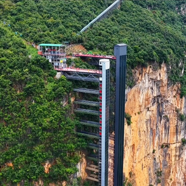 En China, un ascensor de cristal de casi 300 metros evita a los niños un camino larguísimo para ir cada día al colegio 