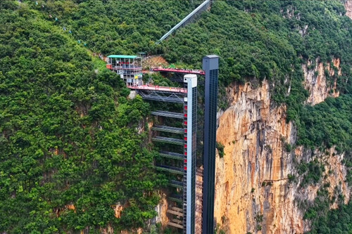 Ir a la escuela en esta aldea china era una expedición de tres horas propio de Indiana Jones. Hoy son 30 minutos en ascensor