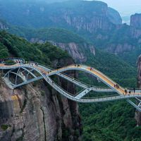 Así es el espectacular puente de China a 140 metros de altura y con suelo de cristal que está volviendo locos a los turistas