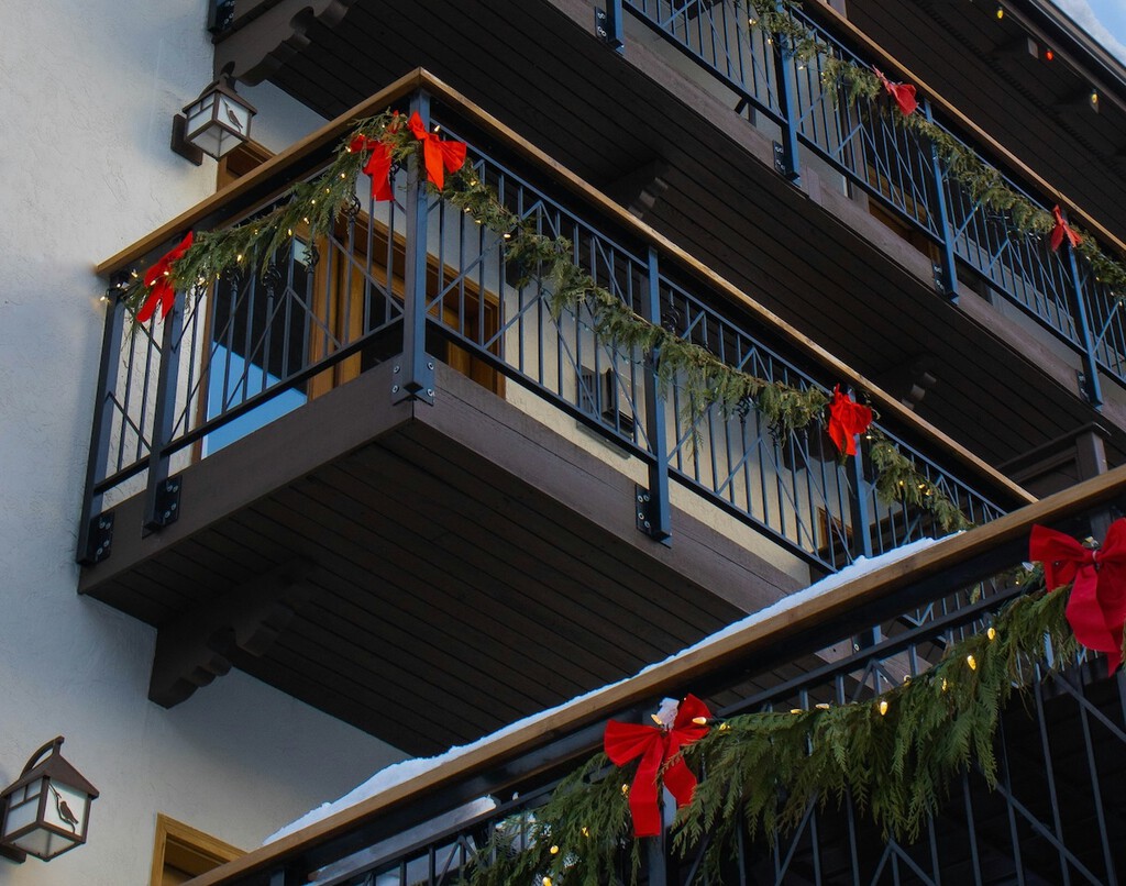 Si decoras tu balcón o terraza con luces y adornos en Navidad, la LPH tiene algo que decirte