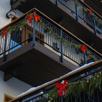 Antes de decorar tu terraza o balcón con luces y adornos de Navidad, evita líos: esto es lo que dice la ley de Propiedad Horizontal