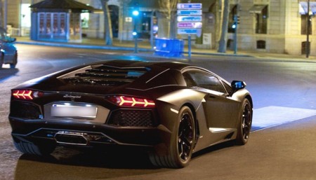 "Yo he conducido los mejores coches del mundo y tú no", palabra de aparcacoches