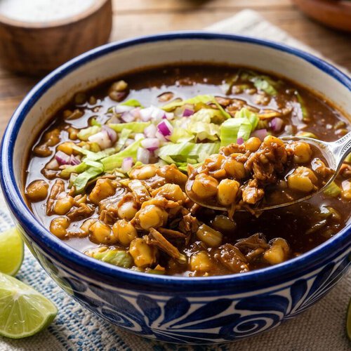 Cómo hacer pozole negro: una receta mexicana diferente para la cena del 15 de septiembre 