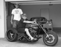 A Kimi le tientan las dos ruedas