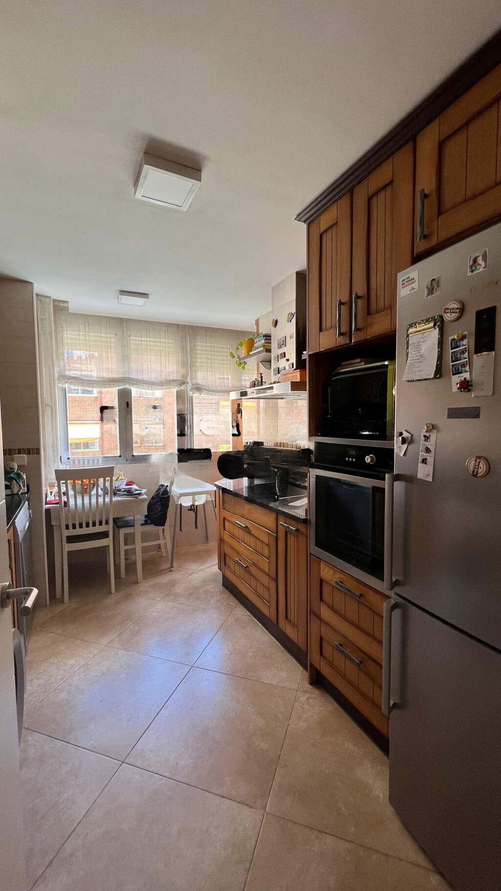 Era una cocina oscura con muebles anticuados, pero esta reforma sin obras ha conseguido convertirla en un espacio con mucha luz