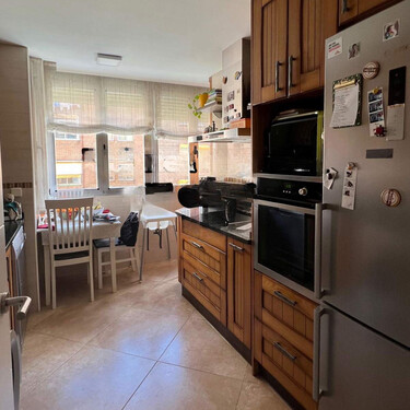 Era una cocina oscura con muebles anticuados, pero esta reforma sin obras ha conseguido convertirla en un espacio con mucha luz 