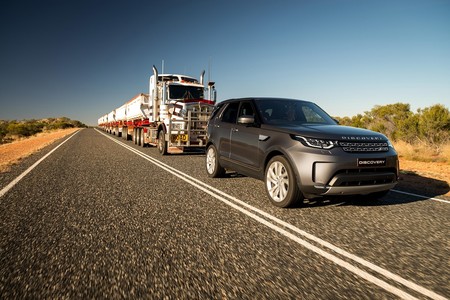 Land Rover Discovery Sport demuestra su poder remolcando un tráiler de 100 toneladas 