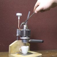Porno DIY para quemados: Así se convierte un viejo motor de 50 cc en una cafetera manual
