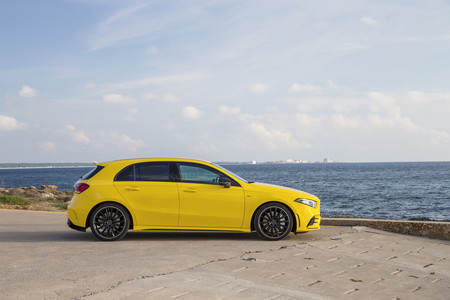 Mercedes-AMG A35 4matic lateral