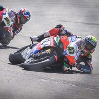 La brutal salvada de Axel Bassani en el WSBK: levantó su Ducati Panigale V4 R y dejó alucinado a Álvaro Bautista