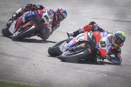 La brutal salvada de Axel Bassani en el WSBK: levantó su Ducati Panigale V4 R y dejó alucinado a Álvaro Bautista