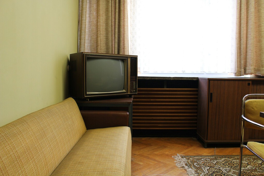 Un gran problema al cambiar de tele es jubilar los muebles viejos, pero las Smart TV gigantes se enfrentan a otro aún más difícil 