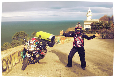 Nikki Misurelli ha viajado 28.000 km desde Alaska con su CBR sólo porque "era un viaje de chicos"