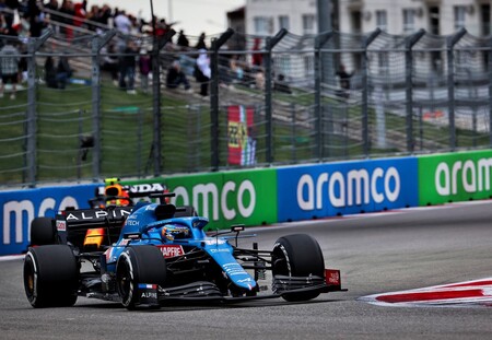 Fernando Alonso rozó el podio en Rusia tras una salida polémica: "Ha sido la mejor carrera del año"