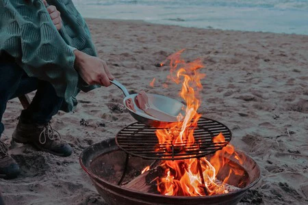Esta barbacoa portátil de Ikea es nuestra compra estrella del verano: cuesta 35 euros y podremos llevarla a todos nuestros viajes