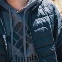 Impermeable y ligero: así es el plumífero que Columbia tiene rebajado casi a mitad de precio