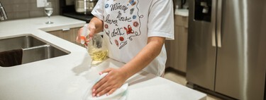 La fórmula casera para limpiar rápido la encimera o el fregadero sin mucho esfuerzo y con dos ingredientes muy comunes en casa 