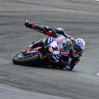 Toprak Razgatlioglu está gafado en 2022: sigue sin ganar y en Estoril perdió dos victorias hechas en los últimos metros 