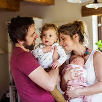 Ni los "terribles dos años" ni la "edad del pavo": por qué no debemos prejuzgar cada etapa del desarrollo de nuestros hijos