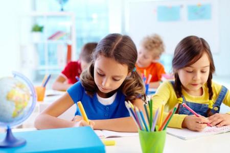 Las alabanzas en la escuela, ¿mejor en público o en privado?