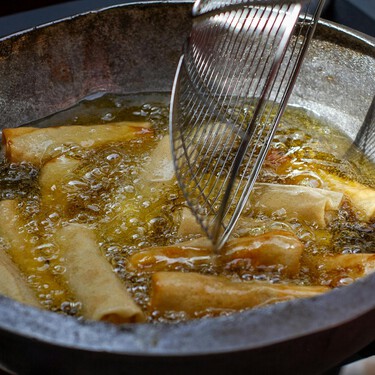 ¿Por qué al freír algunos alimentos les sale espuma? Esto es lo que ocurre, según un experto