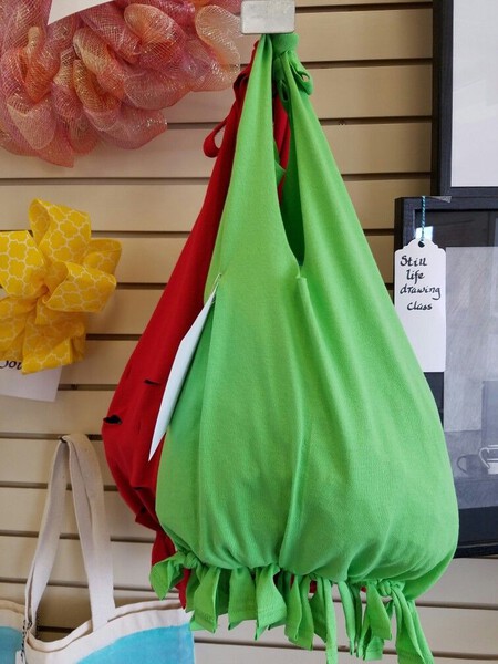 bolso con camiseta reutilizable