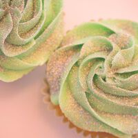 Talvez aquele docinho que você comeu tenha plástico na lista de ingredientes; o guia definitivo para diferenciar glitter realmente comestível do proibido (e como denunciar)