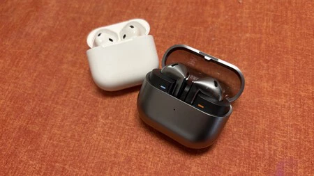 Samsung Galaxy Buds3 y AirPods 4