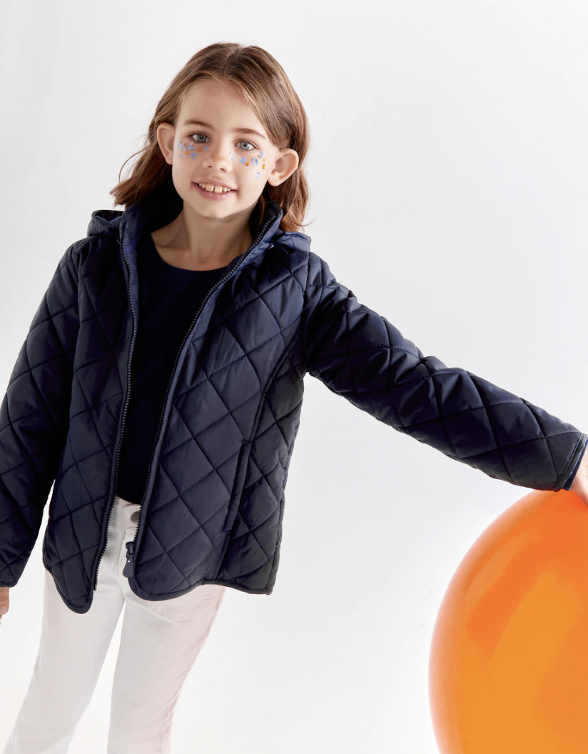 Parka básica con capucha.