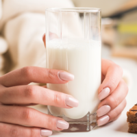 Lo que dice la ciencia sobre uno de los debates existenciales de ser adulto: si beber leche tiene sentido o no