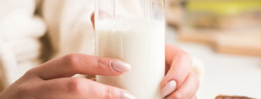 Lo que dice la ciencia sobre uno de los debates existenciales de ser adulto: si beber leche tiene sentido o no