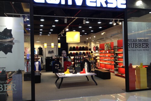 Liquidación de tallas sueltas en el outlet de Converse: zapatillas de lona a mitad de precio y con devoluciones gratis