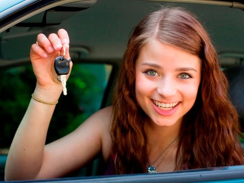 Todos hemos sido novatos: seis 'facepalms' que vives con conductores novatos… y que tú también sufriste