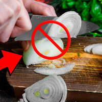 Este truco está avalado por la ciencia y es la forma definitiva para no llorar cuando cortas cebollas