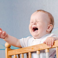 Síndrome de la cuna con pinchos: cuando el bebé se despierta llorando cada vez que intentas dejarlo en la cuna