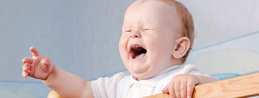 Síndrome de la cuna con pinchos: cuando el bebé se despierta llorando cada vez que intentas dejarlo en la cuna