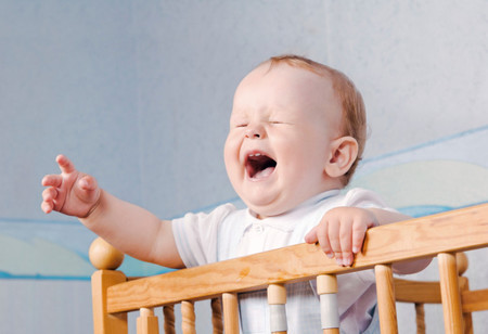 Síndrome de la cuna con pinchos: cuando el bebé se despierta llorando cada vez que intentas dejarlo en la cuna